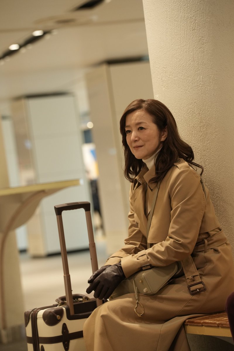 tantei_bar's tweet photo. ◆◆◆◆━━━━━━━━━━━━━━━━━
◆◆◆　　　　本日、5月31日は　　　　
◆◆　  純子役 #鈴木京香 さんのお誕生日です　
◆━━━━━━━━━━━━━━━━━━━━
⠀
おめでとうございます！
⠀
"探偵モノ"に憧れがあり、大泉さんに「探偵さん」と言ったりするのが凄く嬉しい、と話していた鈴木さん。
⠀
演じる、探偵がかつて愛した女性・純子にご期待ください。🚬
⠀
『𝑩𝒀𝑬 𝑩𝒀𝑬 𝑳𝑶𝑽𝑬 探偵はBARにいる』𝟏𝟐.𝟐𝟓 𝐅𝐫𝐢