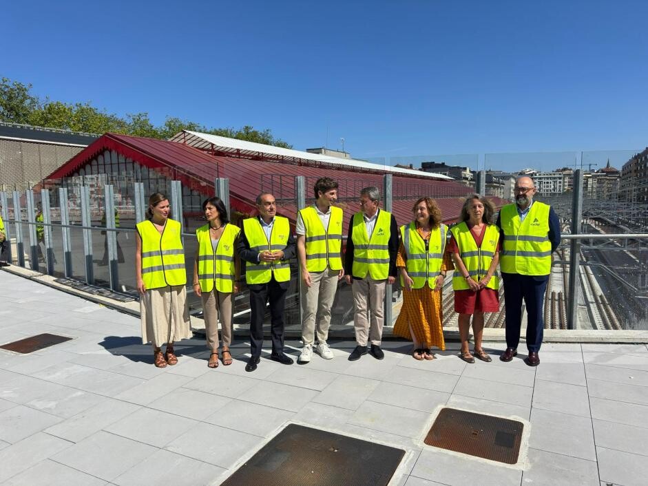 transportesgob's tweet photo. Entre otros avances y trabajos que se están llevando a cabo, la retirada de la pasarela peatonal provisional que ha sustituido a este paso durante las obras ha permitido completar el último andén. https://t.co/cPbXzJeJ5M