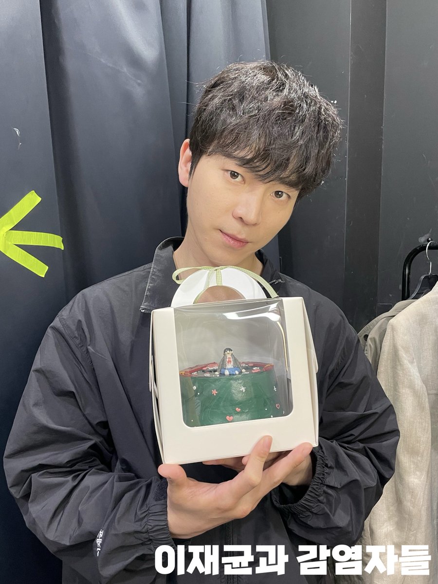 iamsick_kkyoon's tweet photo. 【🎁】  재균배우님의 생일을 축하하며 '마우스피스' 공연에 도시락, 케이크, 꽃다발과 배우님 선물 서포트 진행했습니다😊🍱🎂💐🎁
함께 서포트에 참여해주신 감염자님들 감사합니다! 🥰❣️ https://t.co/8TtaU5G4P0