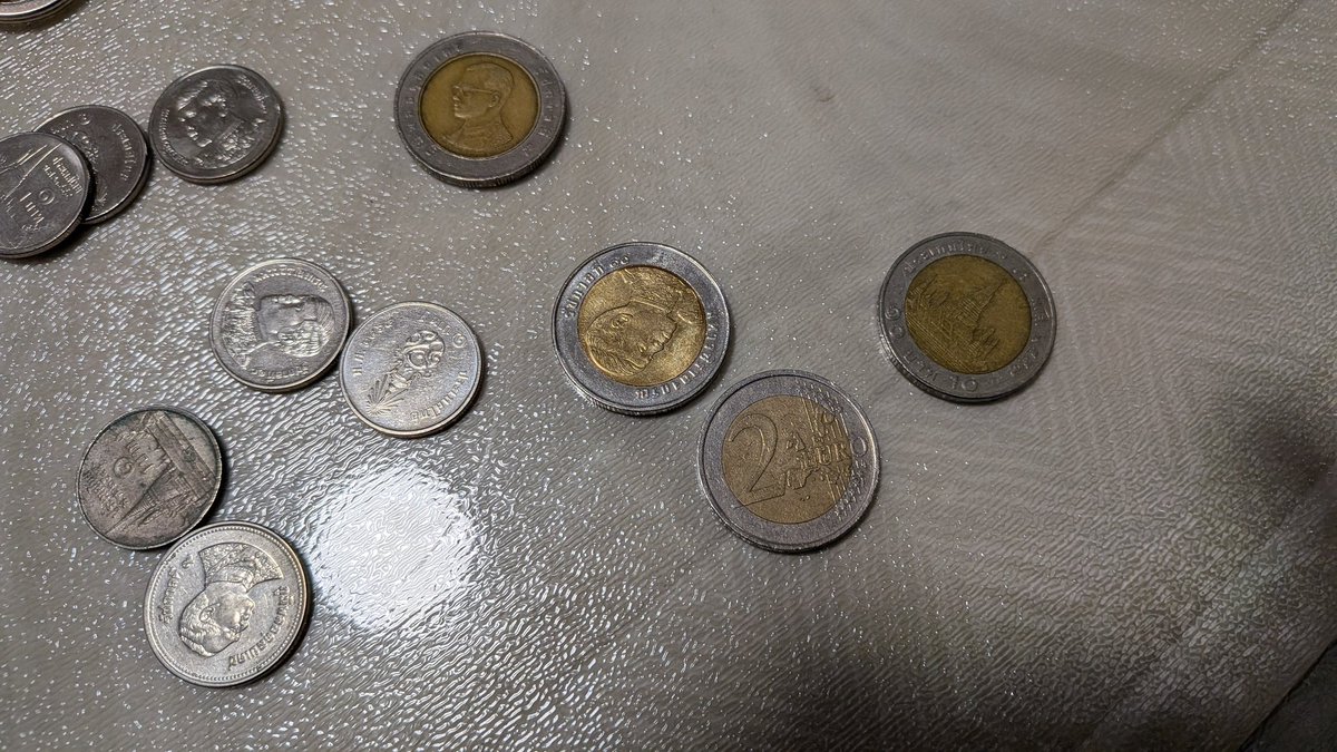sky3695's tweet photo. タイから帰ってきてお金出したら2ユーロが出て来た。駅の改札の券売機からしかコインは貰ってもつか使ってもないはずだからそこから出てきたのか？

ニセ札ならぬニセコインこれ？　

いや似てる10バーツより2ユーロの方が価値が高いから逆ニセコイン？ https://t.co/UKzAe6tNXd