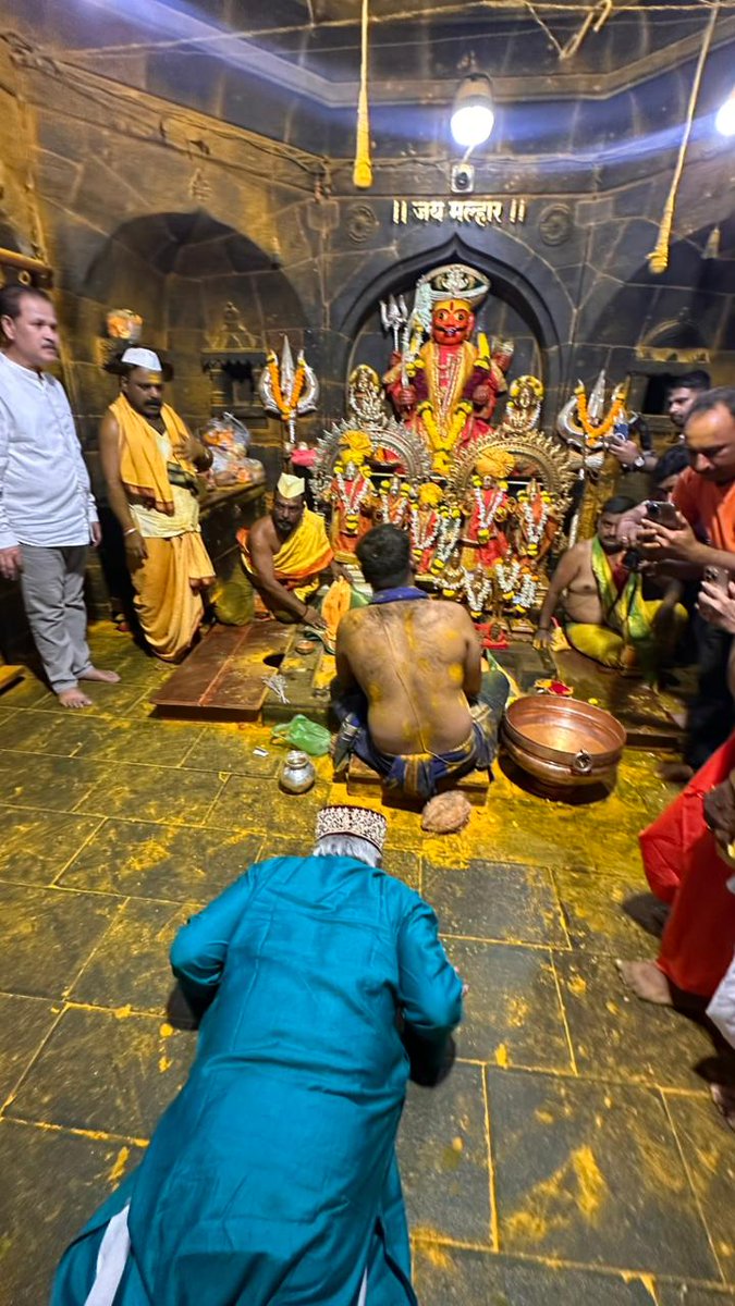 REACHPRAVIN's tweet photo. Parampujya Shree Ji Sadguru Shri Dnyanraj Manik Prabhu Maharaj sought Darshan of Shri Malhari Mhalsakant Martand Bhairav at Jejuri Fort and offered his Maha Puja Seva. #JayGuruManik https://t.co/sy6lH8Dw9Q