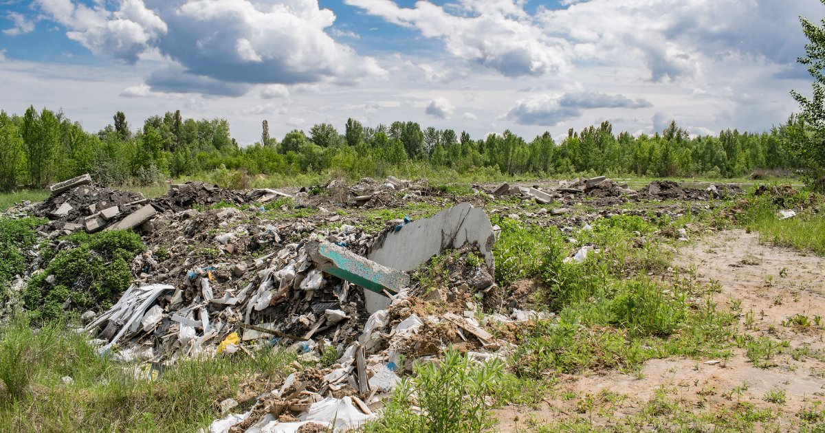 Uni_Architetti's tweet photo. Discarica abusiva e abbandono di rifiuti sono davvero la stessa cosa?

Nel linguaggio comune vengono spesso confusi, ma dal punto di vista giuridico la differenza è importante.
https://t.co/T3cxBprhSV https://t.co/T9PzkvJkcQ