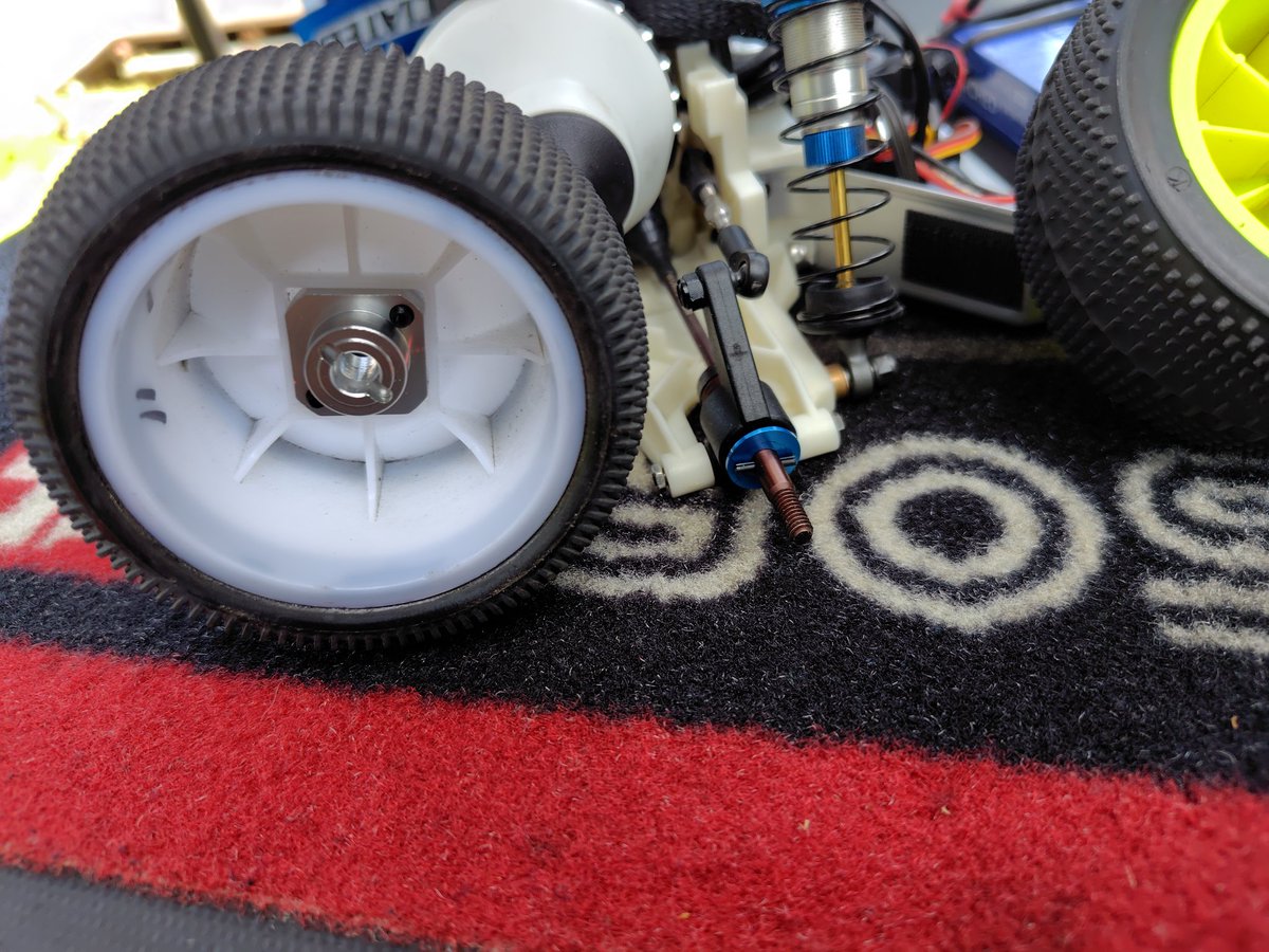 hiro675690's tweet photo. ステルスカー用のリヤハブは、BK用のシャフトに径が合わなかった😅
ドリルで拡張して使用したんだけど、後半ナット緩みが発生😓🌀 https://t.co/MSBY4ERrh8