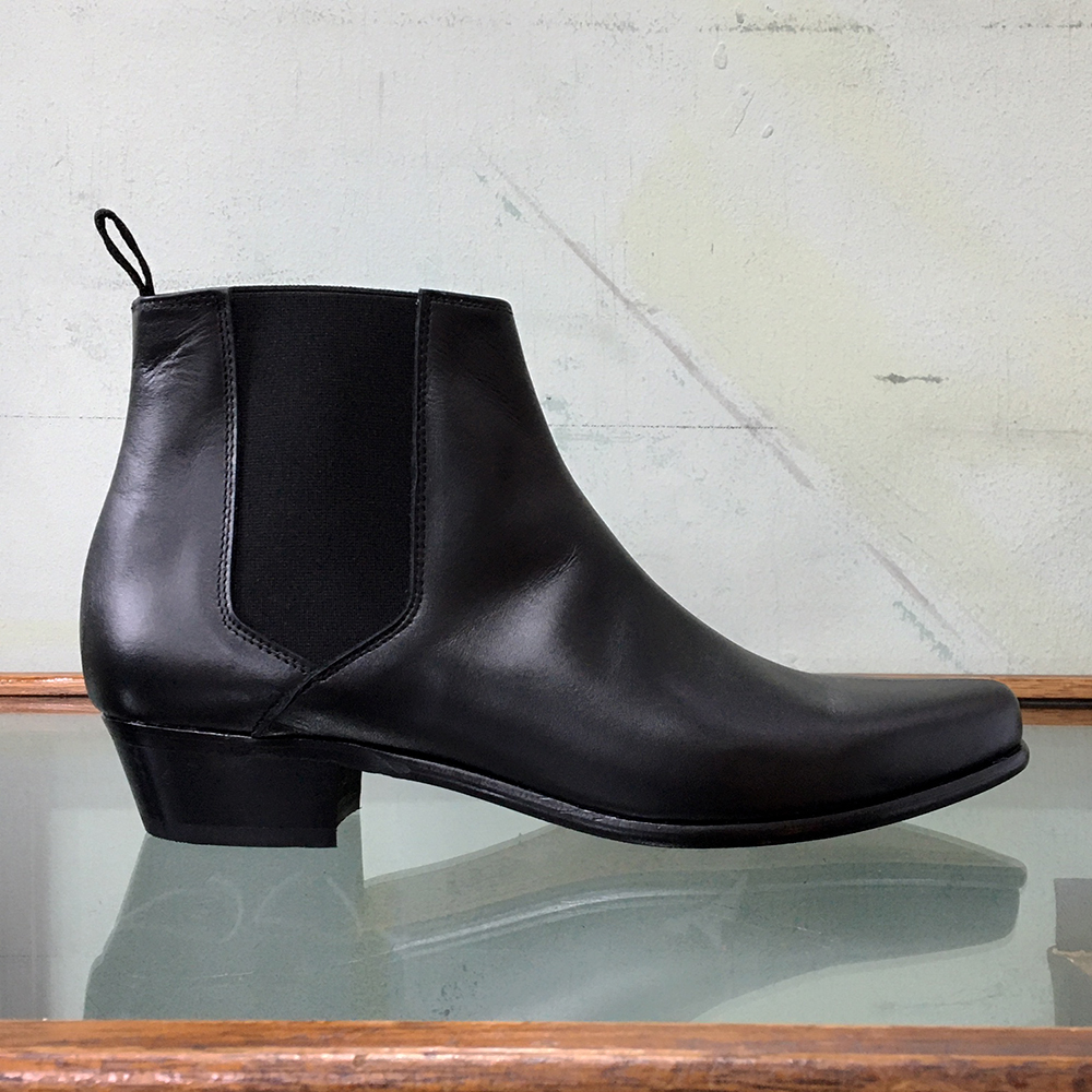 DoinTheMod's tweet photo. 【Dr. Watson チェルシーブーツ予約販売 〜6/5】
No.1 Modシューズブランド、Dr. WatsonによるチェルシーブーツのDoiN’ THe MoD別注モデルを数量限定で復刻生産。
センターシーム、キューバンヒール、レザーソール＋マッケイ製法の本格派。レディースもあり。
詳細→ https://t.co/92sBOA88L8 https://t.co/g8B3eekXSr