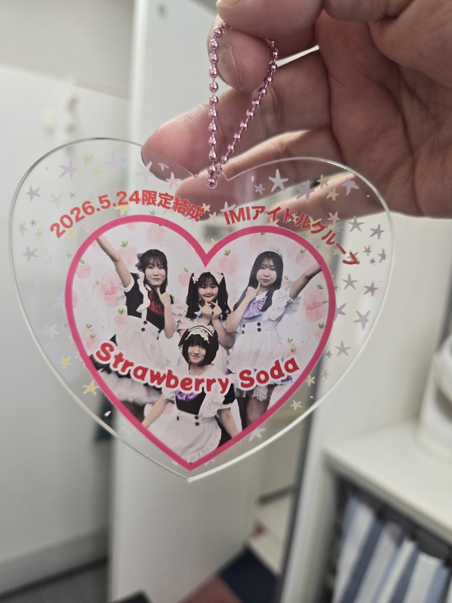 imi_okamoto's tweet photo. Strawberry Soda 限定グッズ❤️
���の中に８つしかありません😏

フォト:エレンママ
デザイン&amp;制作:IMI 岡本 https://t.co/meYN4OANjJ