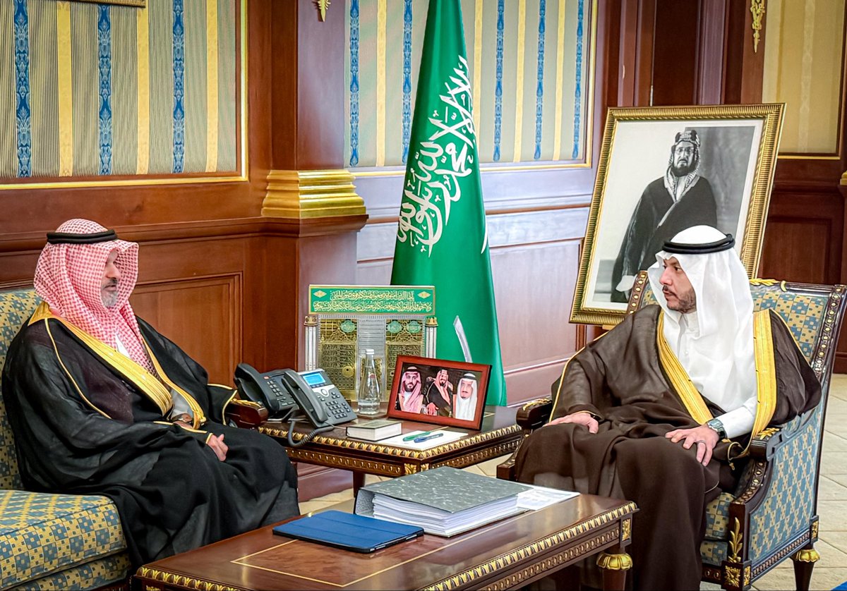 imarat_almadina's tweet photo. بتوجيه من سمو أمير منطقة #المدينة_المنورة #سلمان_بن_سلطان، سمو نائب أمير المنطقة #سعود_بن_نهار يلتقي مدير عام فرع وزارة الحج والعمرة بالمنطقة م. عمار العمران، ويطّلع على اكتمال أعمال تفويج ضيوف الرحمن إلى المشاعر المقدسة، ضمن منظومة تشغيلية تكاملت فيها جهود الجهات الأمنية والخدمية والتنظيمية؛ بما عزّز كفاءة التنقل وجودة الخدمات المقدّمة للحجاج.

#حياكم_الله