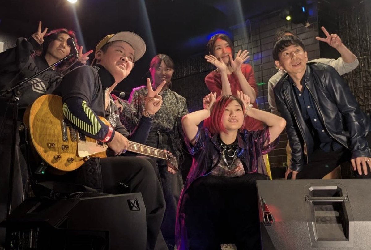 mint_obi's tweet photo. 昨夜のライブ、私はオープニング15分枠の出演でした😊
曲はデジタルサックスの演奏で、中島みゆきさん｢糸｣ とマイラバ｢白いカイト｣を
歌わせて頂きました✨️
スモークに驚き、サックス演奏後半グダグダになりましたが、最後何とか立て直せて良かった😂
お越し頂いた皆様、ありがとうございます！ https://t.co/vJue4aN2kE