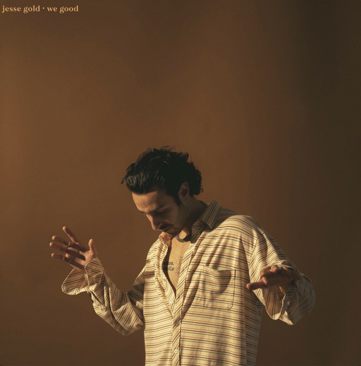 DFLAT_Y's tweet photo. 여름 오기 전에 꼭 들어야하는 R&B 앨범 추천

• Tom Misch - Geography (2018)
살랑살랑한 느낌, 그루비해서 리듬타기 좋은 느낌 등 다양하게 구성되어있는 맛있는 앨범! 아마 국내에서도 이 앨범 덕분에 많이 유명해져서 지금은 많이 대중적인 것 같음! 개인적으로 [Movie] 라는 곡 추천!

• Jesse Gold - We Good (2021)
살랑살랑한 느낌 최대치인 곡임! 개인적으로 한강에서 노을 질 때 이 곡 틀고 풍경 보고 있으면 엄청 힐링됨! 이 아티스트는 정규 앨범이 하나도 없어서 하나라도 냈으면 좋겠음!

• Frank Ocean - Blonde (2016)
봄에서 여름 지나가는 이 시기에 가장 많이 듣는 앨범임! 너무 유명하지만 그만큼 너무 좋아서 무조건 추천해야겠다는 생각이 듦. 이 기회에 한 번 더 정주행하는 것은 어떨까?

• Chelsea Jordan - Better Late Than Not at All (2026)
안타깝게 일찍 돌아가신 에이미 와인하우스의 뒤를 이으는 보컬리스트다 라는 말이 있을 정도로 요즘 미국에서 정말 핫한 아티스트임! 이 앨범에서 무조건 들어야하는 곡은 [If I’m Lucky]인데 요즘 무한 반복하고 있음..