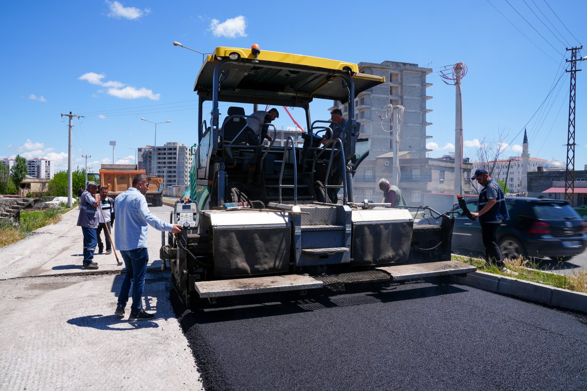 diyarbakirbld's tweet photo. 🛣️ Kent Genelinde Asfalt Çalışmaları Sürüyor 🚧

📌 Büyükşehir Belediyemiz, sert hava koşullarının kent yollarında oluşturduğu tahribatı gidermek amacıyla bakım ve onarım çalışmalarını sürdürüyor. Sahada yapılan teknik incelemeler ve yurttaşlardan gelen bildirimler doğrultusunda sorunlu noktalar tek tek belirlenerek müdahale ediliyor. Ekiplerimiz bu kapsamda; Yenişehir ilçesi Üçkuyular Mahallesi, Kayapınar ilçesi Medya Mahallesi ile Ergani ilçesi Yukarı Kuyulu grup mahalle yolu ile Silvan ilçesi Tekel grup yolunda çalışma gerçekleştirdi. Hem sürüş güvenliğini artırmak hem de yurttaşlara daha konforlu ulaşım sağlamak için çalışmalarımız devam ediyor.

🛣️ Şaristan de Xebatê Asfaltî Dewam Kenê 🚧

📌 Şaredarîya ma ya Şaristanê Girdî, seba çareserkerdişê xirabîya rayîran ke rîyê şertanê hewayê serdî ra şaristanî de peyda bîyî, xebatanê xo yê miqate û tamîrî dewam kena. Goreyê erjnayîşê teknîkî yê warî û îxbarê ke hetê hemwelatîyan ra yenê, cayê problemî yew bi yew yenê dîyarkerdene û mudaxele beno. Ekîbanê ma Taxa Uç Kuyulara Yenîşehîrî, Taxa Medyaya Kayapinarî, rayîrê taxanê grûba Yukari Kuyulu ya Erxenî û rayîrê grûba Tekelî ya Farqînî de xebate kerde. Hem seba zêdekerdişê emnîyetê şoforîye, hem zî seba resê hemwelatîyan xebatê ma dewam kenê.

🛣️ Li Bajêr Xebatên Asfaltê Berdewam Dikin 🚧

📌 Şaredariya me ya Bajarê Mezin, ji bo çareserkirina xirabiya rêyan ku ji ber şertên hewaya zivistanê li bajêr peyda bûne, xebatên xwe yên lênêrîn û tamîrê didomîne. Li gor nirxandina teknîkî ya qadê û agahdariyên ku ji aliyê hemwelatiyan ve tên, cihên pirsgirêkan yek bi yek tên diyarkirin û mudaxele tê kirin. Ekîbên me li Taxa Uç Kuyular a Yenîşehirê, Taxa Medya ya Kayapinarê, rêya taxên koma Yukari Kuyulu ya Erxeniyê û rêya koma Tekelê ya Farqînê xebat kirin. Hem ji bo zêdekirina ewlehiya ajotinê, hem jî ji bo gihîştina hemwelatiyan xebatên me berdewam dikin.

#Diyarbakır #Amed #Yol #Asfalt