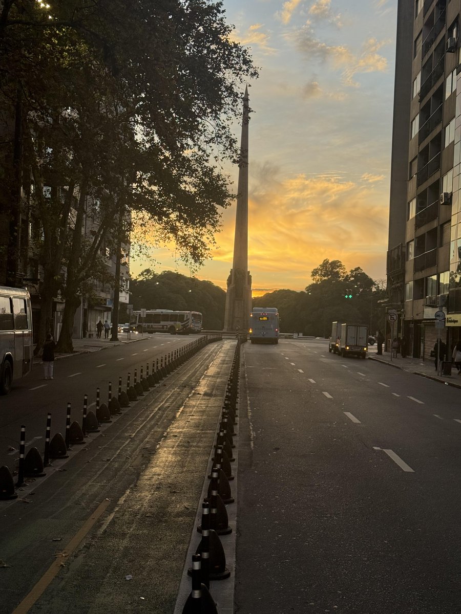 GonzaloTancredi's tweet photo. El Sol no faltó a la cita este 25 de Mayo, y a las 7:39 se alineó con la Avda. 18 de Julio, saliendo por detrás del Obelisco. Eramos solo una pareja y yo. Esperemos que el 18 de Julio, cuando vuelva a alinearse, seamos cientos, como el año pasado. https://t.co/IKJtVaoQNe