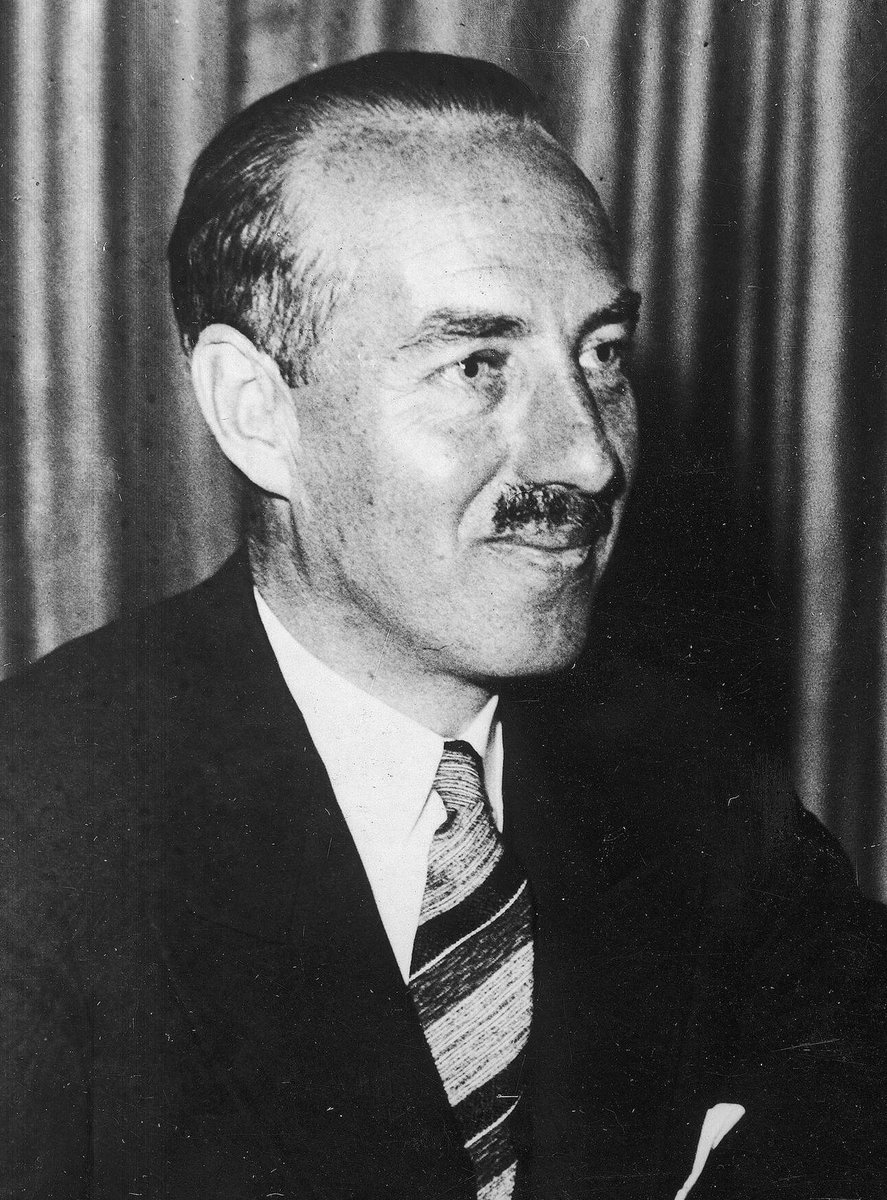 GFBombassei's tweet photo. O TEMPORA, O MORES

Une petite anecdote historique. Le cofondateur belge du Groupe de #Bilderberg, Paul Van Zeeland (1893-1973), avait été vice-gouverneur de la Banque nationale de Belgique avant de se lancer en politique dans les années 1930. Il fut Premier ministre du Royaume de Belgique de 1935 à 1937, puis, après la guerre, ministre des Affaires étrangères.
Catholique pratiquant, une fois au pouvoir, il s'est inspiré des principes de l'encyclique Rerum Novarum de Léon XIII (citée dans l'article) pour développer sa politique de « libéralisme social » et sa vision économique. Il paraîtrait même qu'il en avait toujours une copie à portée de main dans son bureau.
Pendant la Seconde Guerre mondiale, Van Zeeland fut, entre autres choses, président de la CEPAG, la Commission pour l'étude des problèmes d'après-guerre, qui devait réfléchir aux moyens à mettre en oeuvre au moment de la reconstruction du pays. À nouveau, l'esprit de Rerum Novarum flottait sur ses politiques. 

74 ans plus tard... ce sont aujourd'hui quelques pontes du secteur technologique, fervents promoteurs de l'IA, qui siègent au Steering Committee de Bilderberg, comme Peter Thiel (Palantir), Alex Karp (Palantir), Satya Nadella (Microsoft) et Eric E. Schmidt (Relativity Space).
Ces quinze dernières années, ils ont convié aux Conférences de Bilderberg les plus grosses pointures de l'IA, comme Demis Hassabis (DeepMind), Mustafa Suleyman (Microsoft AI), Yoshua Bengio (Université de Montréal), Sam Altman (OpenAI), Dario Amodei (Anthropic), Sean Parker (Stability AI), Jack Clark (Anthropic), Reid Hoffman (Inflection AI), Palmer Luckey (Anduril), Brian Schimpf (Anduril), Arthur Mensch (Mistral AI) et Alexandr Wang (Meta), pour ne citer qu'eux. 

LE PAPE LÉON XIV APPELLE À « DÉSARMER L'INTELLIGENCE ARTIFICIELLE »
Dans sa première encyclique, intitulée « Magnifica humanitas », le pape alerte sur l’impact d’une technologie, considérée comme un défi anthropologique à l’humanité, s’inscrivant de plain-pied dans les débats en cours sur l’utilisation de l’IA.
Léon XIV a tenu à présenter le texte lui-même, soulignant l’importance du document qu’il a rendu public lundi 25 mai lors d’une conférence de presse. Pour la première fois, un pape est apparu, au Vatican, devant les journalistes pour présenter un document à la plus haute valeur magistérielle, l’encyclique Magnifica humanitas, ou « Magnifique humanité » en français, sur un sujet qui lui tient particulièrement à cœur : l’intelligence artificielle (IA).
Publié lundi, ce premier grand écrit du pape américain avait été signé le 15 mai. La date, symbolique, en dit long sur la tradition dans laquelle Robert Prévost souhaite inscrire Magnifica humanitas et l’impact qu’il aimerait lui donner : le 15 mai 1891, soit cent trente-cinq ans plus tôt, le pape Léon XIII jetait les bases de la doctrine sociale de l’Eglise catholique dans une encyclique, Rerum novarum (« Des choses nouvelles »), une réflexion pensée comme un guide pour les chrétiens face à la révolution industrielle en cours à l’époque...."
https://t.co/A6rI5CRbcC

https://t.co/0JN8mCZARS

https://t.co/Ugkf72J4TZ