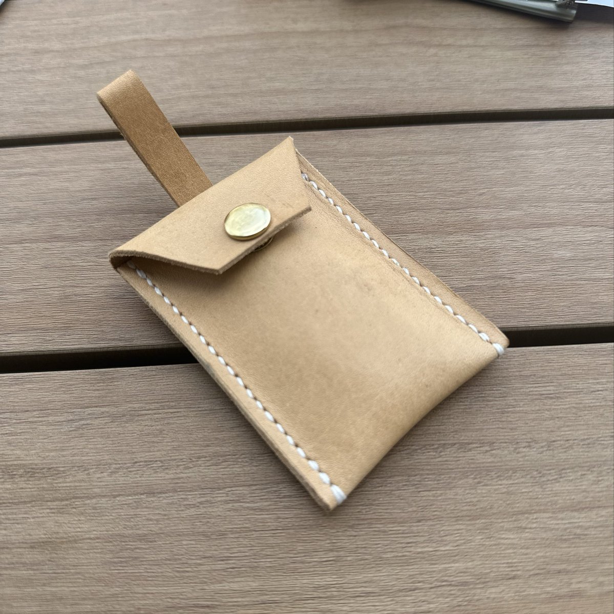 matterepro's tweet photo. 日本に来るたびに、なぜか小銭入れを持ってくるのを忘れてしまいます。今回はこっそり、自分で作った革製のお守り入れを小銭入れ代わりに使ってみました。おかげで、歩くたびに小銭がジャラジャラ鳴るのをかなり防げています。

このポーチは、第二次世界大戦中の日本兵が使っていたものとまったく同じようにベルトへ装着できる仕様です（まあ当然ですが、当時の実物を参考に忠実再現して作っていますので笑）。しかも価格はたったの2500円。うな重より安いです wwwww