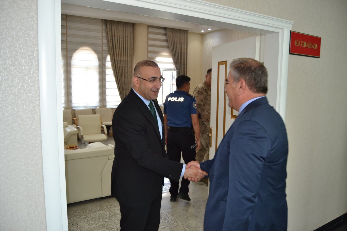 bismilkaymakam's tweet photo. Kaymakamımız Sayın Recep HASAR, Kurban Bayramı dolayısıyla düzenlenen bayramlaşma programı kapsamında makamında vatandaşlarla bir araya geldi. Programa kurum amirleri, muhtarlar ve çok sayıda vatandaş katıldı.

@RecepHasar44 https://t.co/gIJzGSiwRa