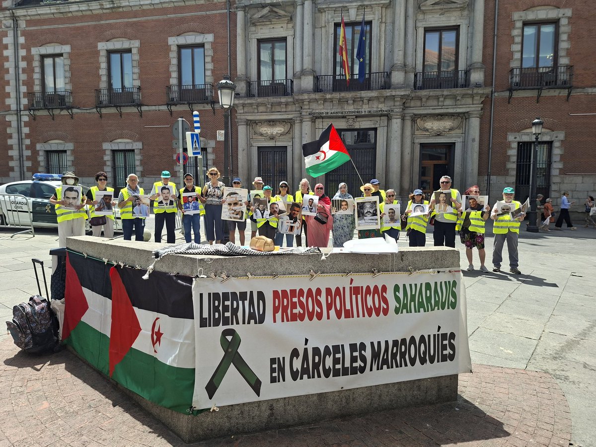 contramutis's tweet photo. La activista  saharaui de #DDHH Aminetu Haidar en la concentración  por la libertad de los presos politicos saharauis en cárceles marroquís que se realiza todos los lunes  desde hace mas de 5 años ante el MAECgob, a la que el Gobierno responde con el  silencio. https://t.co/0VSBdsuYKW