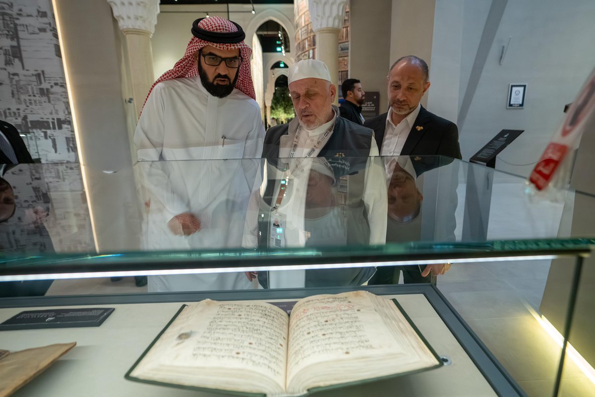 JabalHera's tweet photo. سعدنا في #حي_حراء_الثقافي بزيارة كريمة من معالي وزير الأوقاف في الجمهورية العربية السورية الدكتور محمد أبو الخير شكري، تعرّف معاليه على مكونات الحي الثقافية عبر زيارة #معرض_الوحي و #متحف_القرآن_الكريم مبديًا إعجابه بها. https://t.co/n7WuePMmww