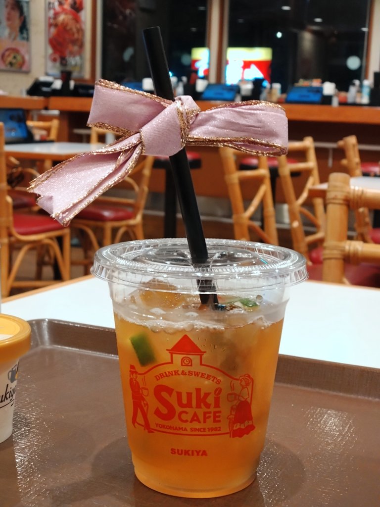 te2c_rsX's tweet photo. 今年もこの日がやってきた〜🥤🎀
偶然？期間限定？なんと #SukiCAFE でレモネードに遭遇🥰リボン掛けて #maybetrue　毎月25日が #プリンの日 という事で添えてお祝い🎉
来年も皆でお祝いできますように！😃 https://t.co/nRaIHLXYux