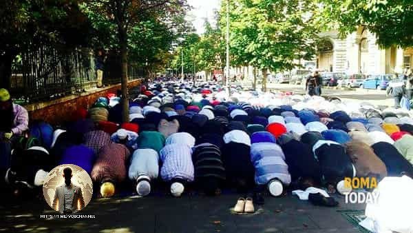 LadyAfro17's tweet photo. 25 maggio 2026, Italia - ☪️
ROMA: IL “PARTITO ISLAMICO” SBATTE I PUGNI. IL CONTO ARRIVA PER IL PD
A #Roma la luna di miele è già finita. L’associazione #MuRo27, guidata da #Tieri — italiano convertito all'Islam e fondatore della prima vera sigla politica islamista della Capitale — passa all'attacco frontale contro il Partito Democratico:
«I dem ci hanno promesso...».
Gli utili idioti dem hanno coccolato e corteggiato gli invasori islamisti in nome del multiculturalismo e del calcolo elettorale, convinti di poterle controllare.
Ora vi renderete conto di cosa avete combinato. Idioti.
#25maggjo #Italia #UE #EU
#UUEE #PD #Dem #Islam #estremismo #EurasiaNews #Medioriente
https://t.co/yLdghjbAnS