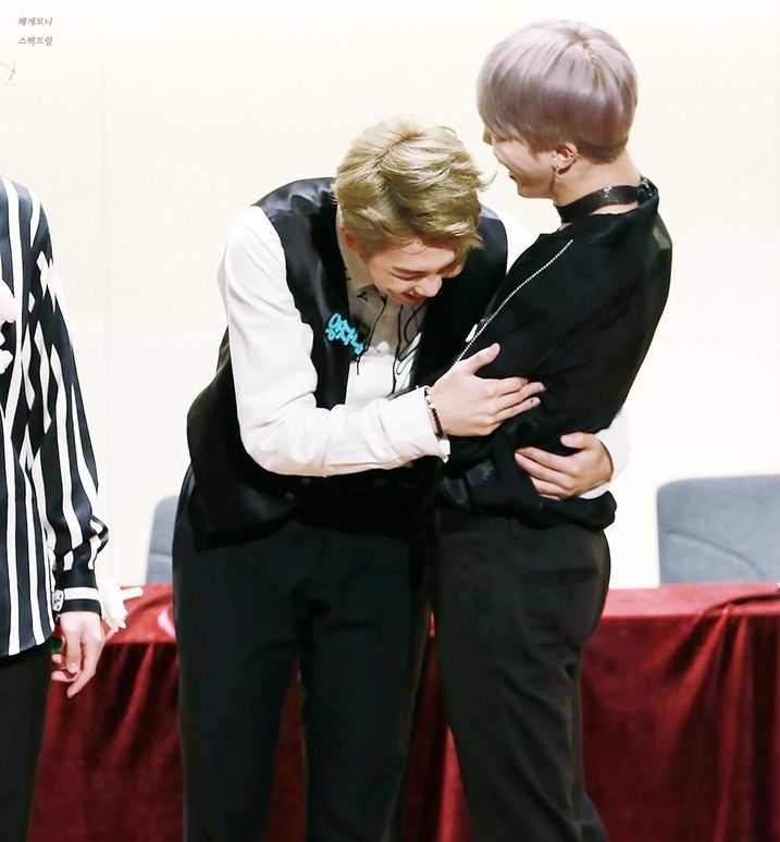 minimonier's tweet photo. what do yall even know about waist grabber namjoon 🚬🚬🚬🚬🚬😂 https://t.co/F6phQmzFrj