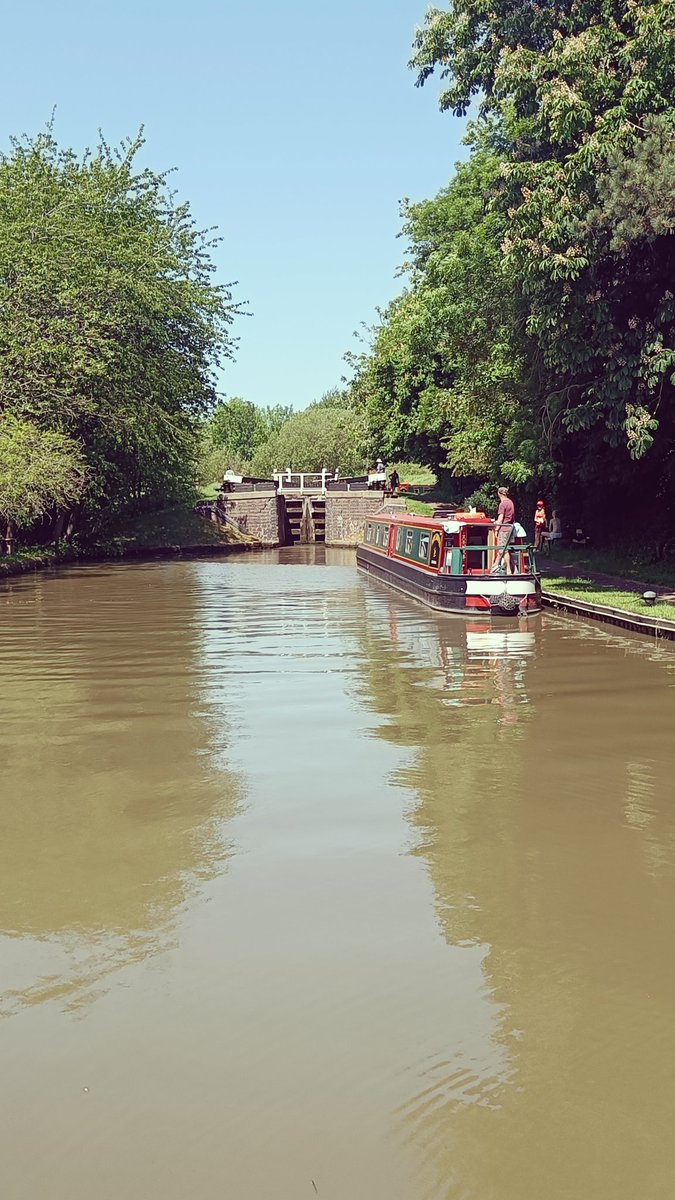 WatfordLocks's tweet photo. Monday, waiting to ascend Watford Locks. It's going to be busy!@CRTBoating
@CRTEastMidlands
#boatsthattweet https://t.co/xRc9Tmgh4M