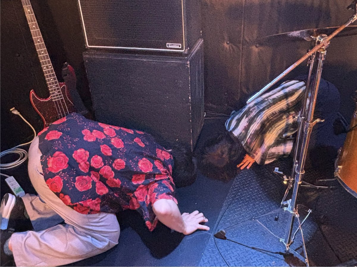 mamacrypulpits's tweet photo. 土曜日は馴染みのライブハウスにてクローズドイベントに参加でした。よき一日でした◎
写真はアンプ下にすっ飛んでったパーツを探すママクライのリズム隊です https://t.co/9PDmTeD43x