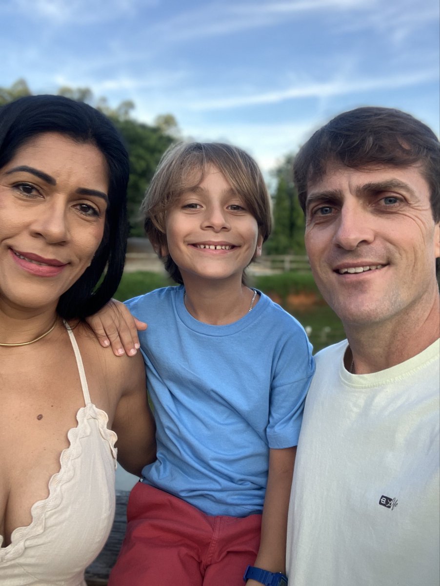 B_Z_H_'s tweet photo. Minha família, minha vida.
Jesus na frente sempre.
#Jesus
#Família https://t.co/ek3OtBG9RA
