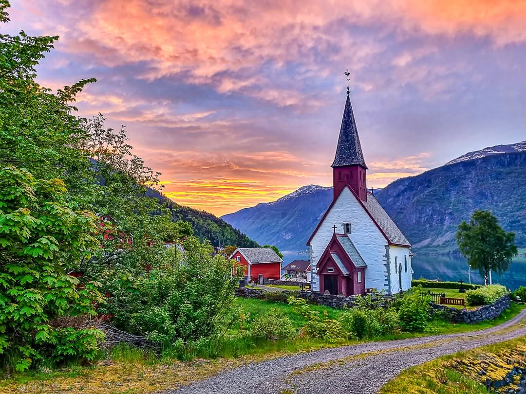elusive_moose's tweet photo. Dale Church in Luster 😍 Photo Jarle I Kvam #Norway #fjords https://t.co/bNWIJVaj2g
