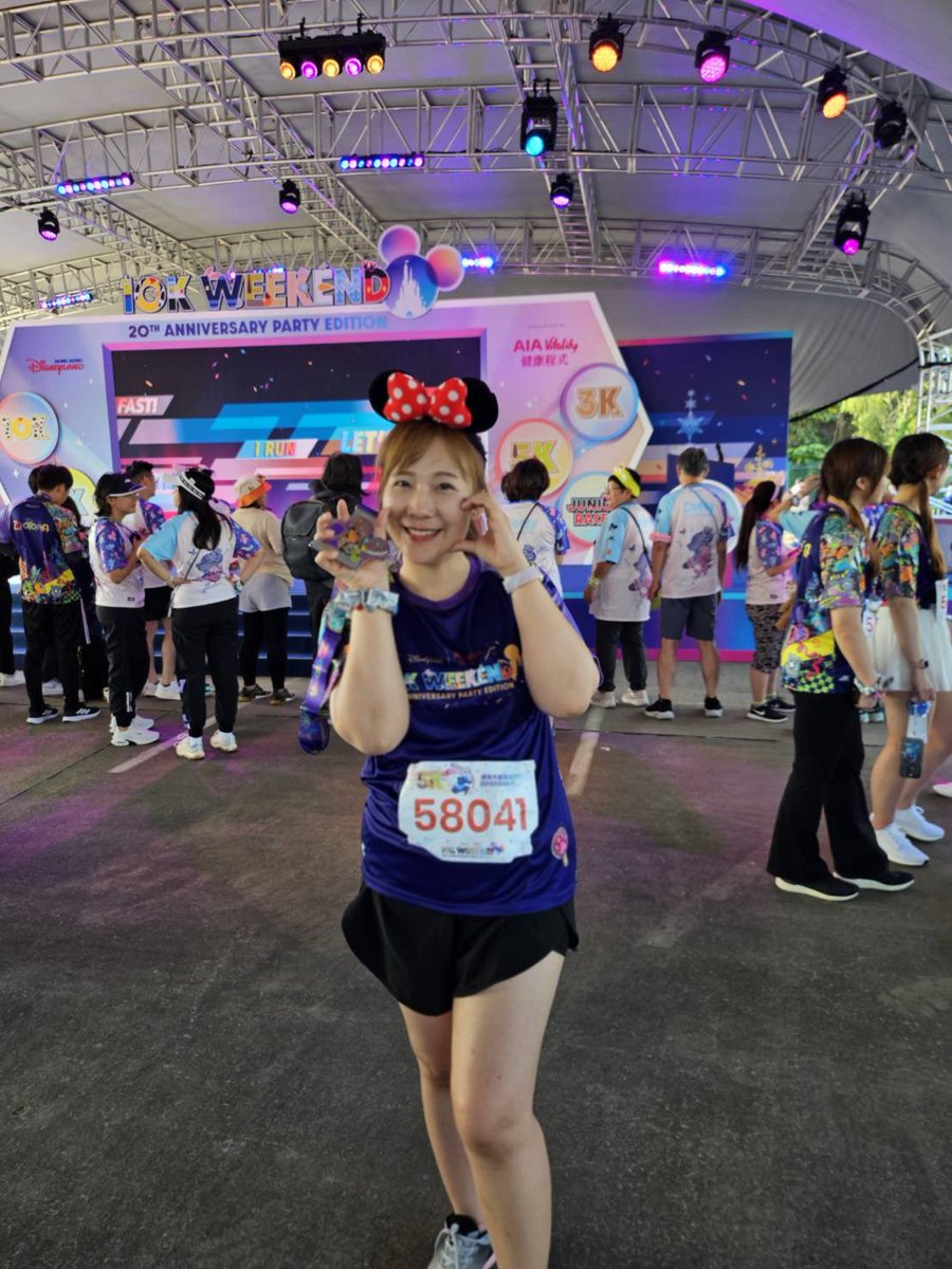 onetwoticket's tweet photo. ใครที่ผิดหวัง #disneyrunthailand มาวิ่งที่ #HKdisneyland เถอะค่ะ ผู้จัดดี สเกลคนหลัก 2-3หมื่นเอาอยู่ ตั๋วถูก ปิดปาร์ควิ่ง อากาศดี
ปีที่แล้วแอดวิ่ง 5K จอยมาก ฟินมากกก 💖
 #disneyrun 
ขออนุญาตพี่คนไทยที่ให้ถ่ายรูปด้วยนะคะ ชอบมาก รักกก 🫶🏻 https://t.co/a459fu6IZh