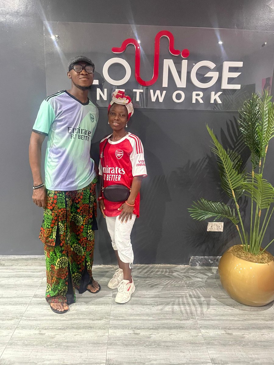 loungefmlagos's tweet photo. Arsenal fans stopped by our studio this morning to celebrate the club's historic EPL win with is ❤️

From the jersey to thr headtie... Winningeans another to Arsenal fans 😃🏆 #Loungenetwork #Arsenal #Premierleague https://t.co/yGlvjY8Z0Z