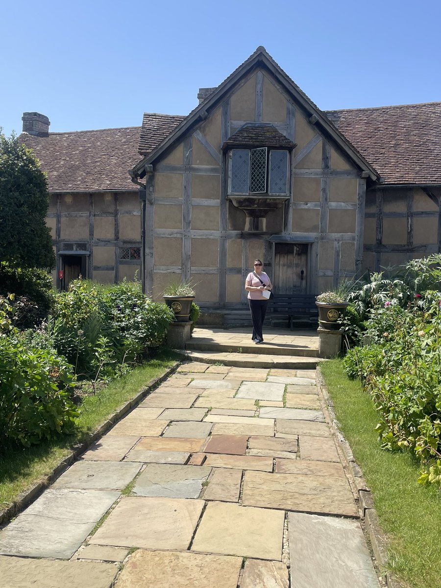 caseytwo's tweet photo. A visit to Shakespeare’s birthplace in the centre of town.
I was not aware Charles Dickens saved this house with fundraising. https://t.co/5ODrXbD5vW