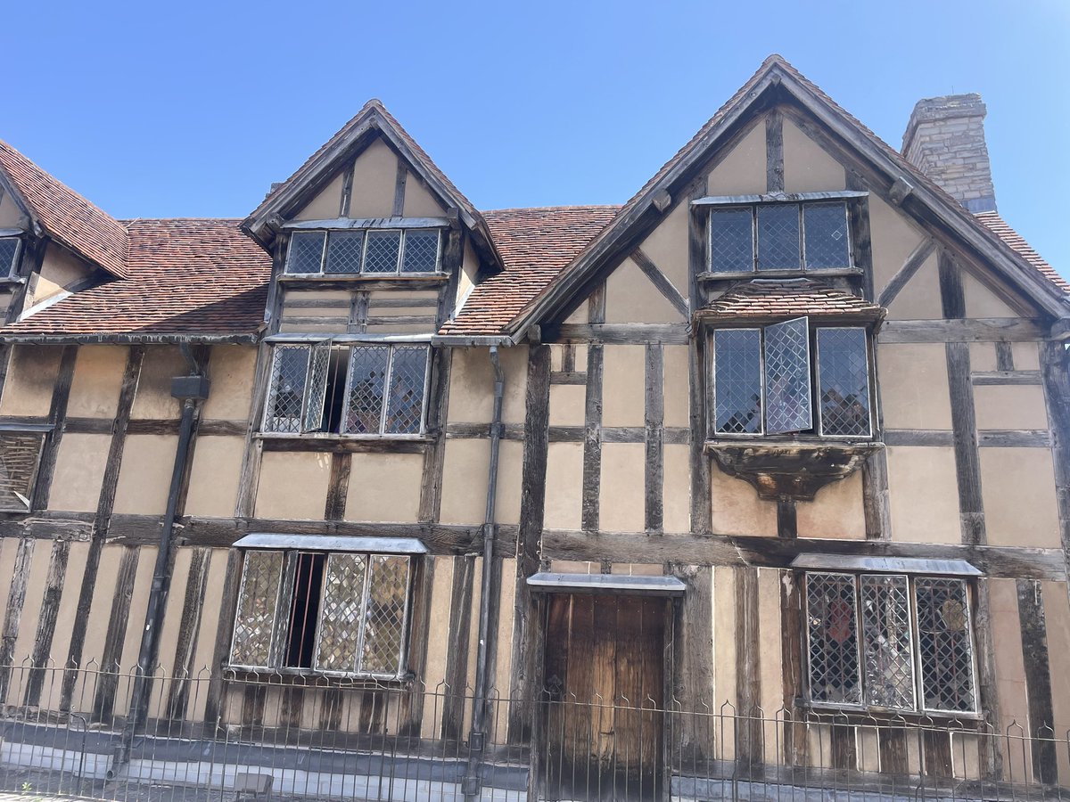 caseytwo's tweet photo. A visit to Shakespeare’s birthplace in the centre of town.
I was not aware Charles Dickens saved this house with fundraising. https://t.co/5ODrXbD5vW