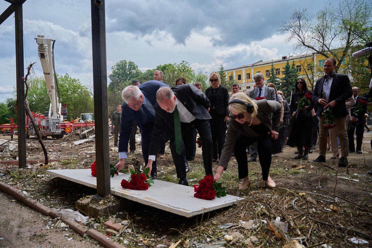 EE_Ukraine's tweet photo. 🇪🇪Ambassador @AnnelyKolk visited the sites of recent russian strikes in Kyiv at the invitation of 🇺🇦 Minister @andrii_sybiha. Together with representatives of other diplomatic missions they honored the memory of the victims of this attack.🕯️
📷@MFA_Ukraine 
#StandWithUkraine https://t.co/nCPdTz2Epl