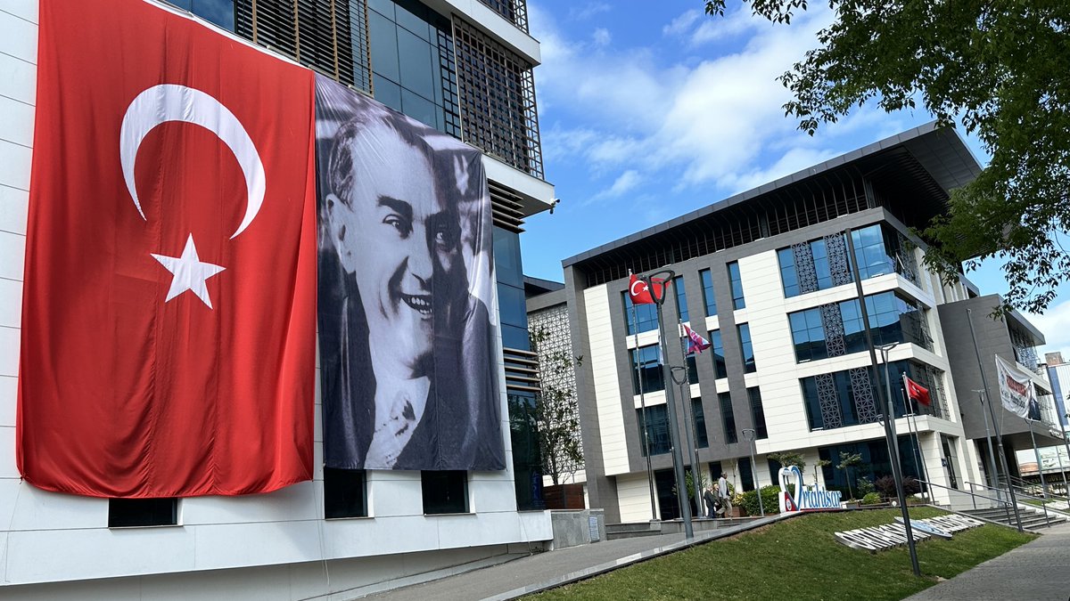 HalilCelik1971's tweet photo. Trabzon Ortahisar Belediyesi binasının önü…

Trabzonlu Yahya Kahya ve Ali Şükrü Bey’in katlini azmettiren Azimşah’ın sırıtan portresi. 

Trabzon şehrinin maruz kaldığı tahkir ve tezyifin nişanesi…

#Trabzon #Ortahisar https://t.co/PUQv941RWi
