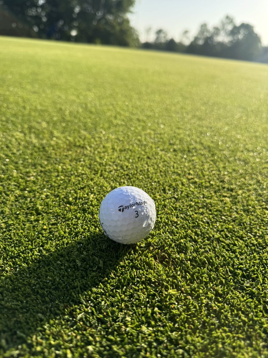 NotoriousD0S's tweet photo. 4 rounds in 4 days…back to @birdhillsgolf  …🏴󠁧󠁢󠁥󠁮󠁧󠁿 first on the greens with the dew…👌🏻 #EarlyTee #GolfLife https://t.co/Aw9mK6Qcex