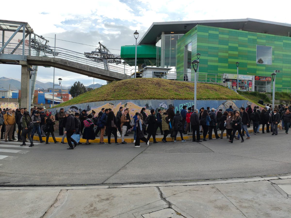Prisi41Quiroga's tweet photo. Choferes bloquean en la 8 de Calacoto, larga fila en el teleférico verde. https://t.co/3wWy1argLF