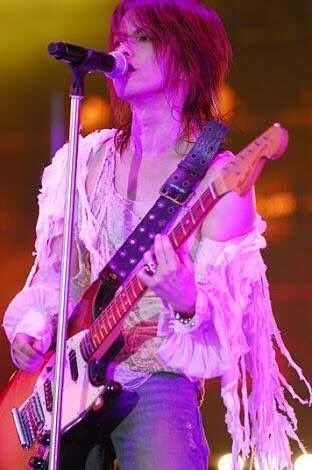tetsu69x_x's tweet photo. なんか若い頃のhydeさんが国宝級イケメンとか話題になっていて、いや今もカッコイイよ、と言っている人は見かけるんですがそれはそうなんです、

そうなんですけど個人的に2007〜8年辺りのL'7、まー火辺りのhydeさんが本当に神がかってると思うんですよね

拗らせドエルより https://t.co/Vs9pg20vWV