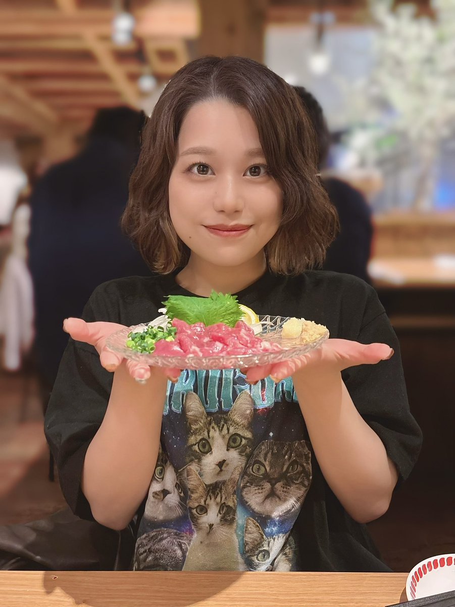 youchandayou's tweet photo. 彼女、馬刺し大事に持ってて可愛い。 https://t.co/twlysVfw7t
