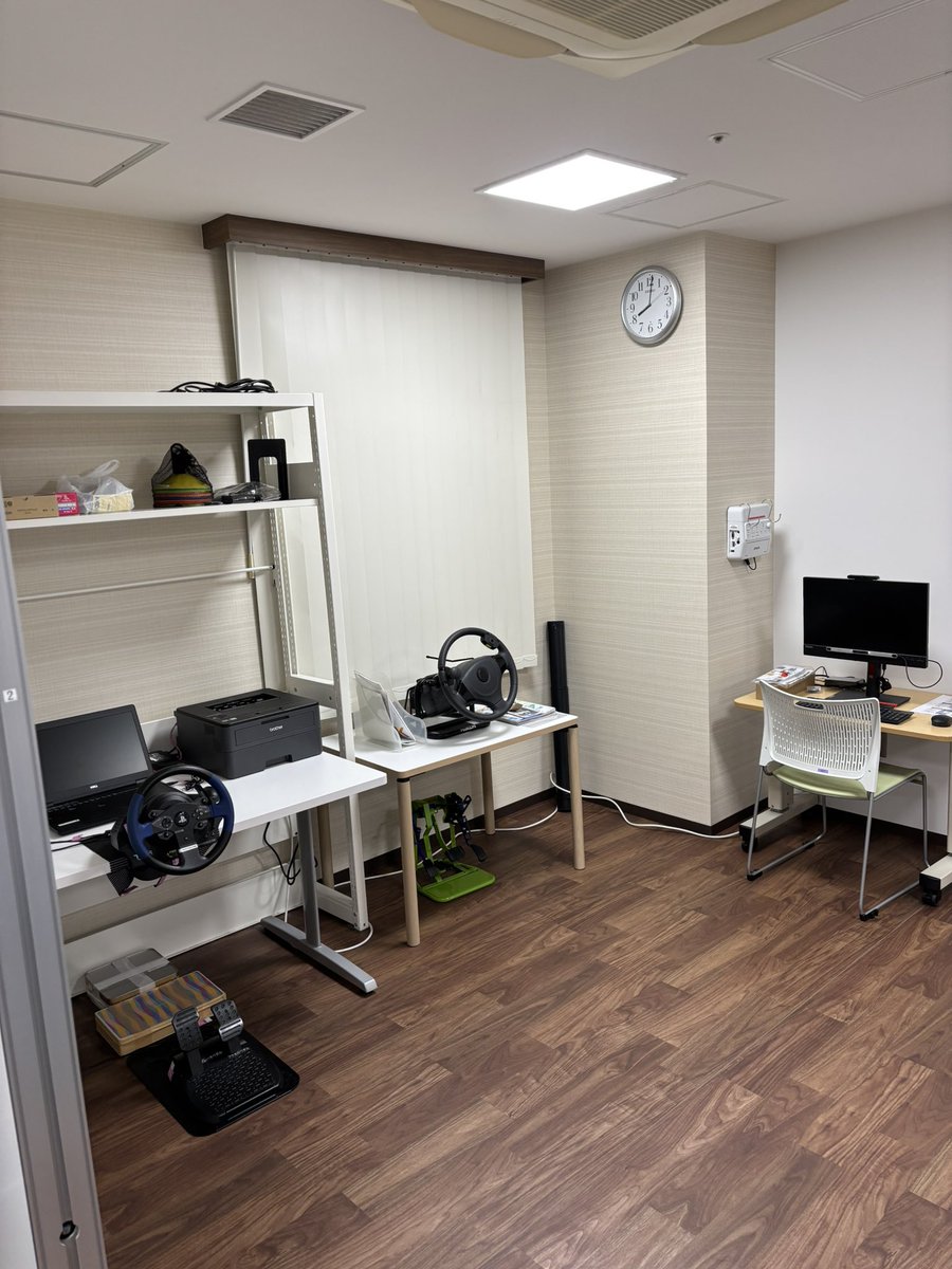 ot_himeda's tweet photo. 【モビサポルームプロジェクト第3弾】
神経心理学的検査・介入とATTENTIONやDSなどの機器系で区画しました！臨床での使いやすさとショールーム化を兼ね備えたモビサポルームが少しずつ、形になってきました！頼りになる後輩が手伝ってくれることが何より嬉しいですね！
#湘南慶育病院　#モビサポルーム https://t.co/LYvHEaoZCV