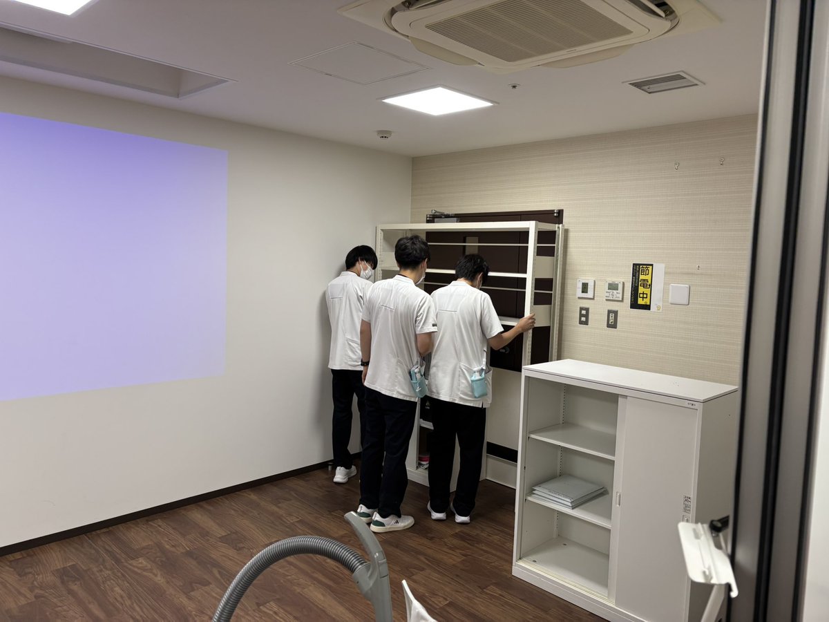 ot_himeda's tweet photo. 【モビサポルームプロジェクト第3弾】
神経心理学的検査・介入とATTENTIONやDSなどの機器系で区画しました！臨床での使いやすさとショールーム化を兼ね備えたモビサポルームが少しずつ、形になってきました！頼りになる後輩が手伝ってくれることが何より嬉しいですね！
#湘南慶育病院　#モビサポルーム https://t.co/LYvHEaoZCV