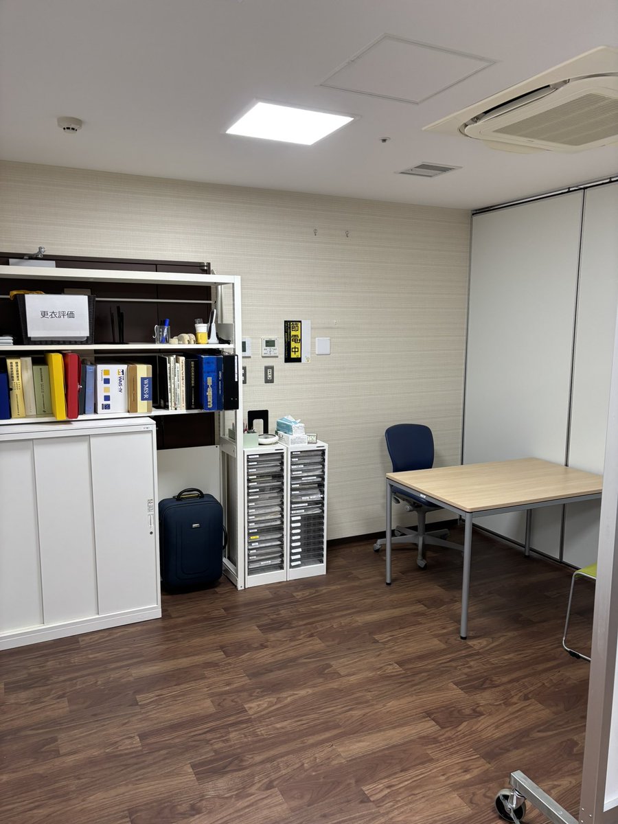 ot_himeda's tweet photo. 【モビサポルームプロジェクト第3弾】
神経心理学的検査・介入とATTENTIONやDSなどの機器系で区画しました！臨床での使いやすさとショールーム化を兼ね備えたモビサポルームが少しずつ、形になってきました！頼りになる後輩が手伝ってくれることが何より嬉しいですね！
#湘南慶育病院　#モビサポルーム https://t.co/LYvHEaoZCV
