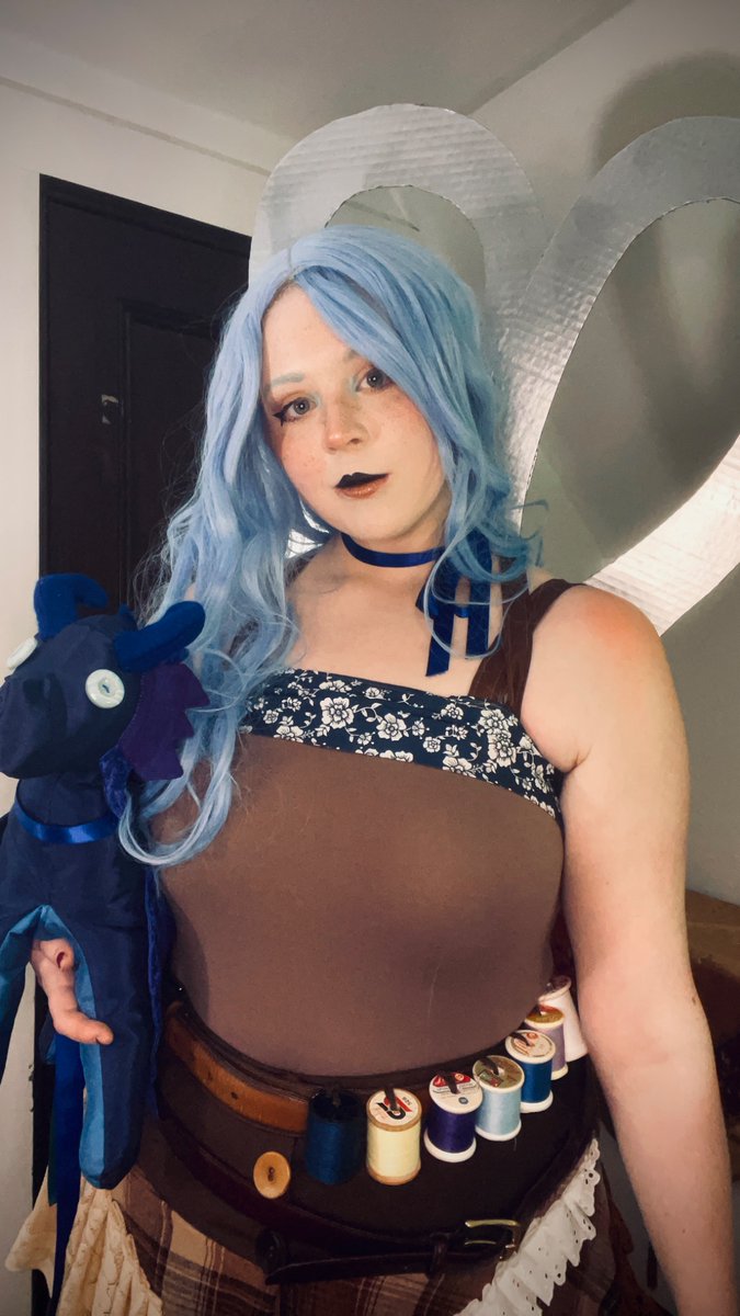 rainbow_scarab's tweet photo. The sewing gods possessed me to make the Textile Mage from The Flight SMP real, so here we are (with Velcro of course!)! 
#theflightsmp #mcyt #mollymelinks #melinks #mcytcosplay #theflightfanart @melinkss https://t.co/3oCzdomXJ9