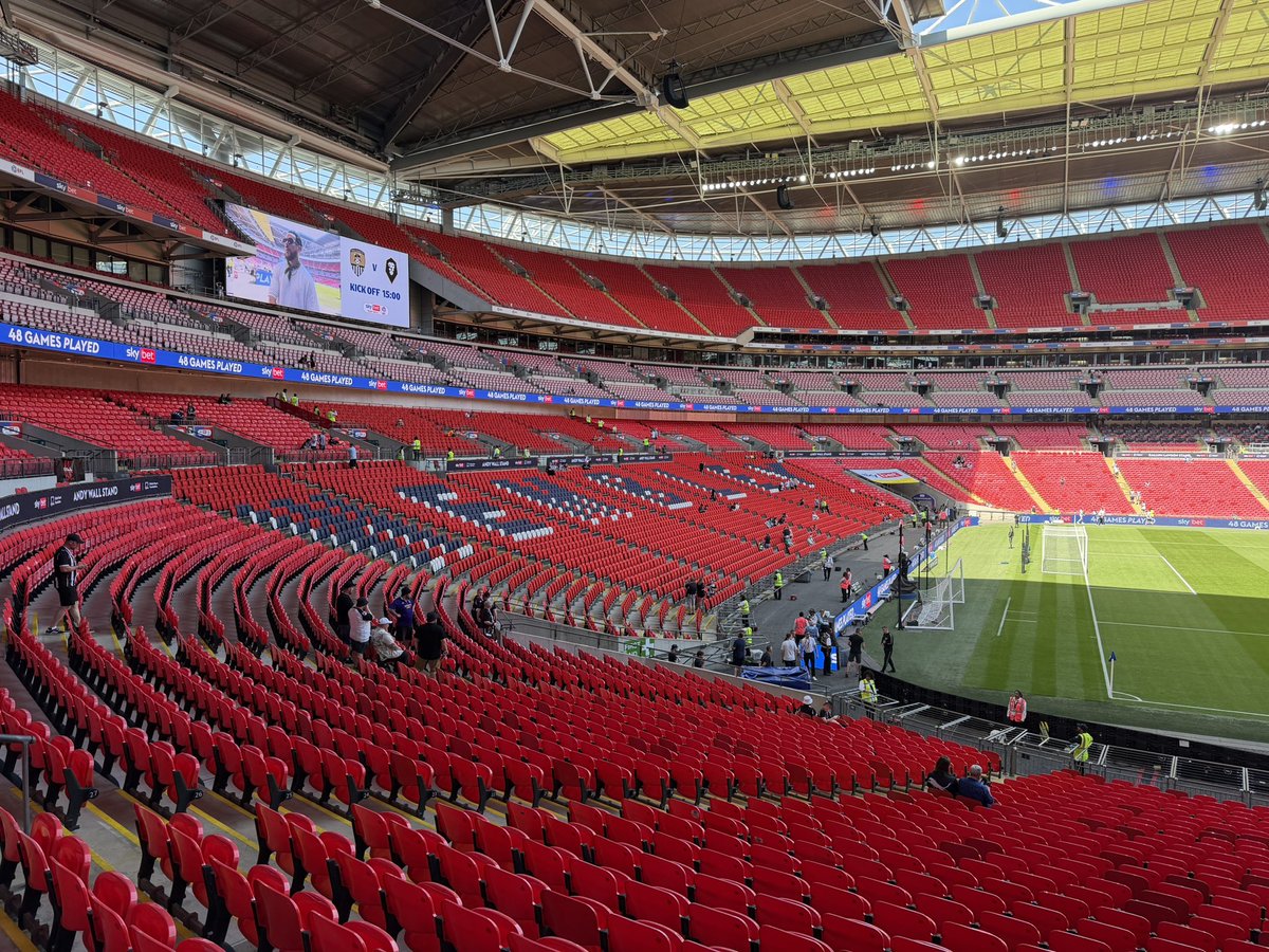 RobbieMTSi's tweet photo. Bank holiday Monday means final time! @wembleystadium hosts a titanic battle between @Official_NCFC &amp; @SalfordCityFC for the last promotion spot in @EFL 1 😊
Its phew, what a scorcher, in the tropics 🥵 but my 🐓🦵🦵 remain safely hidden from view 🫣
TikTok: footieandhistory https://t.co/iCe5fljVqj