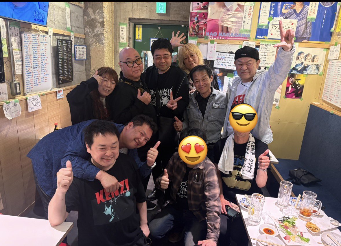acquamare1222's tweet photo. 終演後イシガミさんと高橋小一さんに
この後一杯やりますか？とお誘いしていただけたので御一緒に乾杯しながら楽しい時間🍻

何とライブ終わりのメンバーさんがお店に登場😵
サモンさんが折角なのでご一緒にと
お優しいお言葉
超最高の夜となりました
写真まで許可して貰い
ありがとうございました♪ https://t.co/tiMAqwt8gi