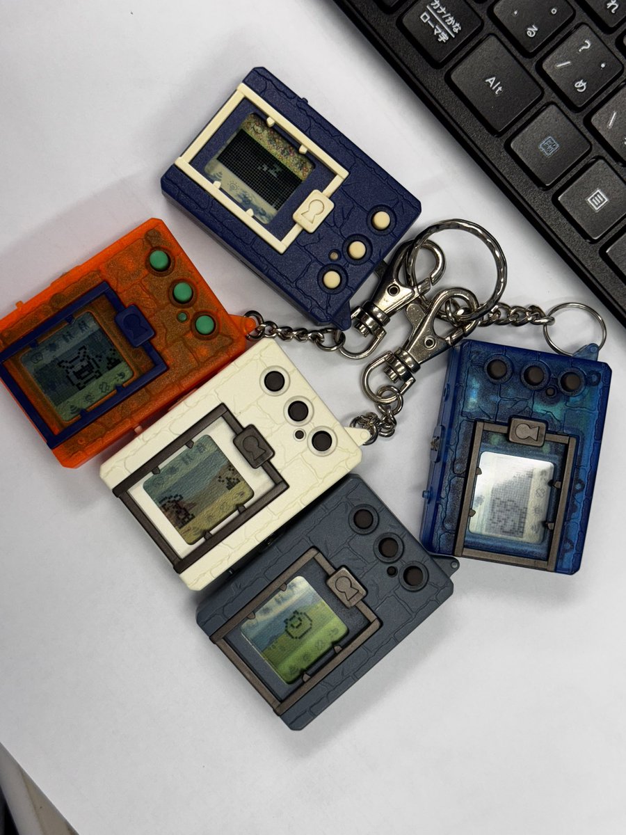 DrOREGON's tweet photo. 昔はこの成長スピードの遅さが嫌だったけど
今は心地良く感じる。
歳を取った。
オールドギア最高😆
#DIGIMON
#デジモン
#vpet https://t.co/UhNkTQeqVP