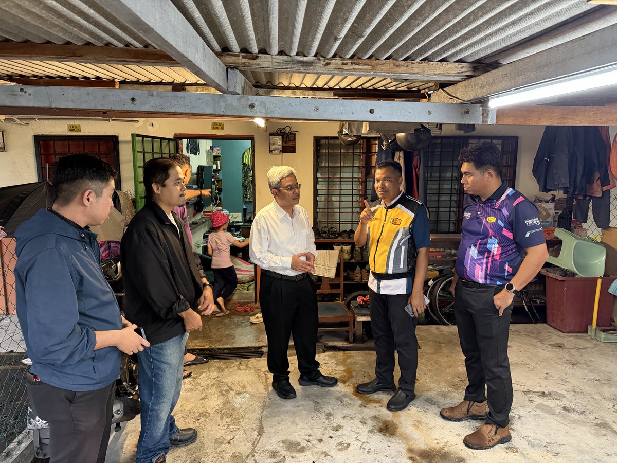 TKPKR_Infra's tweet photo. SUNGAI BESI, 25.05.2026 - Bila warga kerja ditimpa musibah,tindakan mesti mendahului segalanya.

Petang tadi saya turun meninjau Kuarters JKR WP Batu 4½ yg terjejas akibat angin kencang&amp;meminta tindakan segera diambil bg membantu mangsa serta mengenal pasti kerosakan yg terlibat. https://t.co/GYT0Djr6Fc