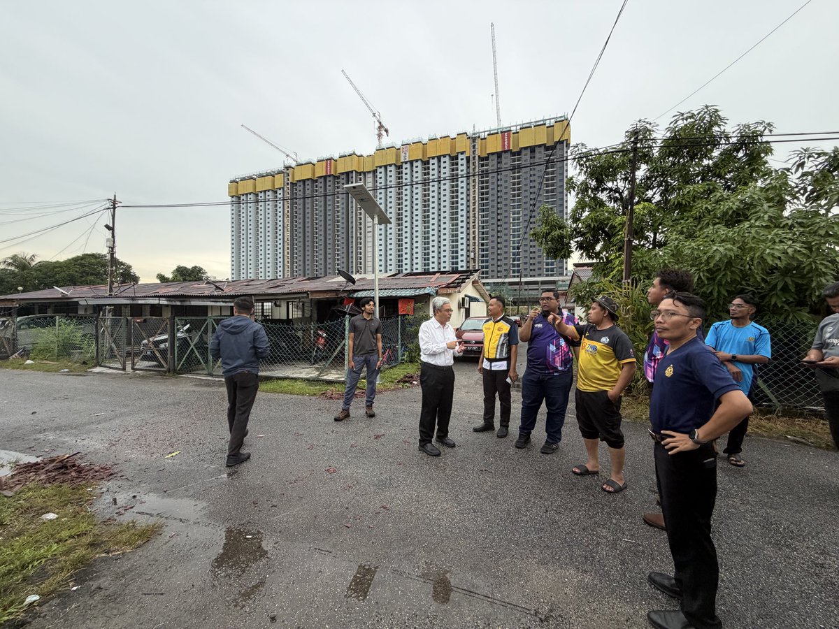 TKPKR_Infra's tweet photo. SUNGAI BESI, 25.05.2026 - Bila warga kerja ditimpa musibah,tindakan mesti mendahului segalanya.

Petang tadi saya turun meninjau Kuarters JKR WP Batu 4½ yg terjejas akibat angin kencang&amp;meminta tindakan segera diambil bg membantu mangsa serta mengenal pasti kerosakan yg terlibat. https://t.co/GYT0Djr6Fc