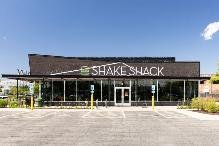 StuySquare's tweet photo. Casual dining chain @shakeshack ($SHAK) stock has lost 1/3 of its value since the start of May.
Something's Gone Wrong At Shake Shack. Here's How To Fix It https://t.co/Ziui2qR7Ep  

@HedgeyeRestos @sarahwhit10 https://t.co/T4EagvXzpb