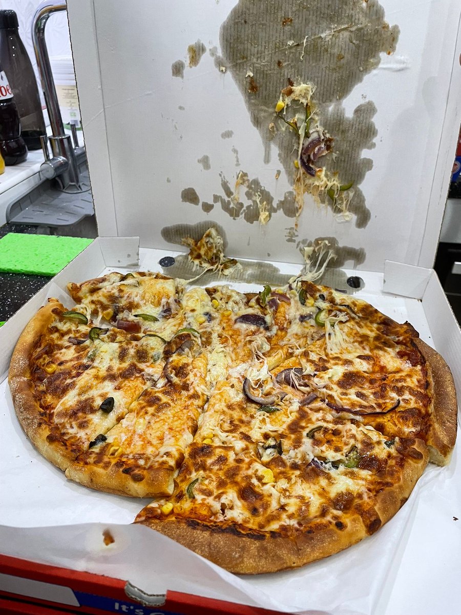 rupsy007's tweet photo. @ubereats_uk this is how my pizza gets delivered and these twats think £8 refund is acceptable!! https://t.co/a9ogXwEyh0