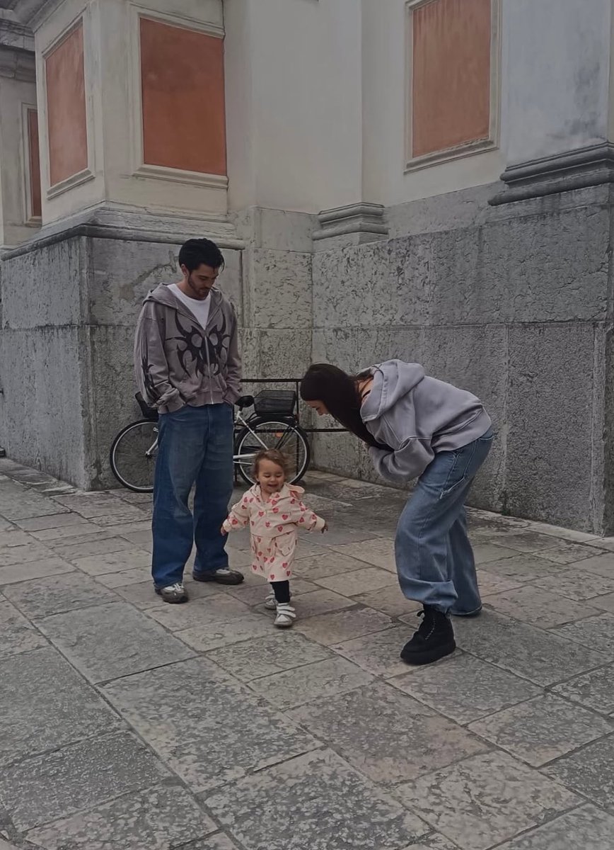 cuor3buc4to's tweet photo. amo essere fan dei jonita, spariscono per settimane e poi si fanno vivi a caso con un post del genere https://t.co/p1PDczK1kQ