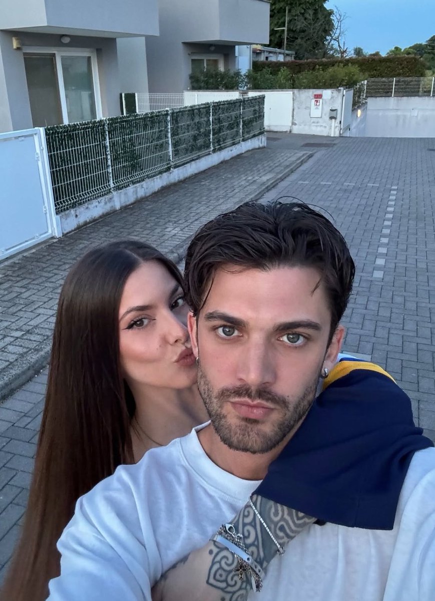 cuor3buc4to's tweet photo. amo essere fan dei jonita, spariscono per settimane e poi si fanno vivi a caso con un post del genere https://t.co/p1PDczK1kQ