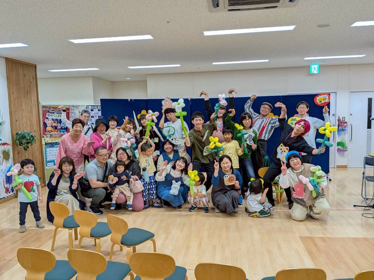 fenneloop's tweet photo. 昨日は前橋ポエトリー・フェスティバルの中で、詩やおはなしをお届けしてきました！工藤直子さん『のはらうた』に沿って、ゆかいなおともだちとして出演しました。
今回僕はかまきりとしてジャグリングしながら、おはなしをお届けしました。皆さんの楽しそうなご様子が嬉しかったー！！✨ https://t.co/TQWmr3DzFL